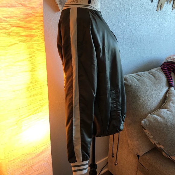 4[Forever21] Olive bomber satin bird embroidered - Picture 3 of 8